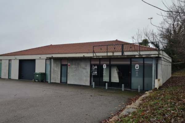 Local d’activité de 305 m² à vendre ou à louer – Villerest