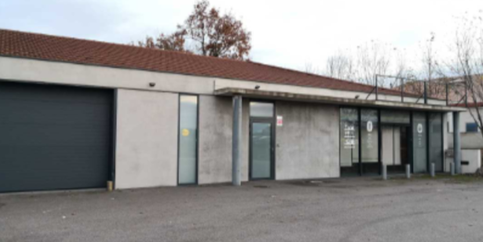 Local d’activité de 305 m² à vendre ou à louer – Villerest