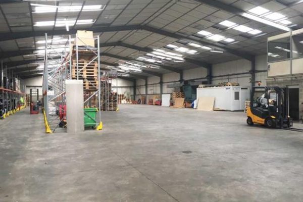 Local d&rsquo;activités à louer et à vendre – Meaux / Île-de-France – 1500 m²