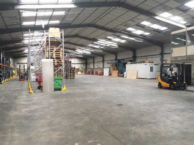 Local d&rsquo;activités à louer et à vendre – Meaux / Île-de-France – 1500 m²