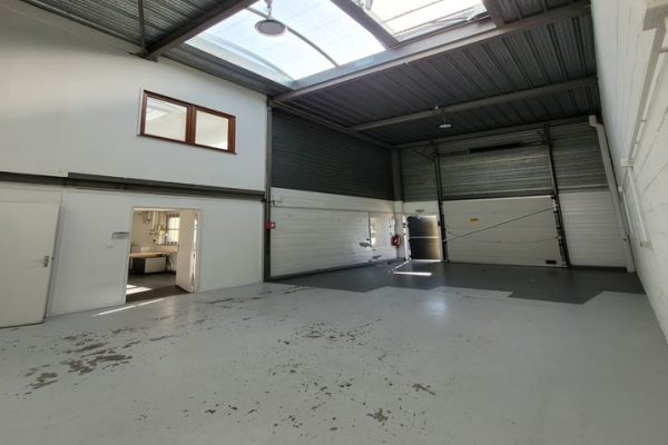 Local de 100 m² à louer dans la ZAE du parc des métiers à Ermont