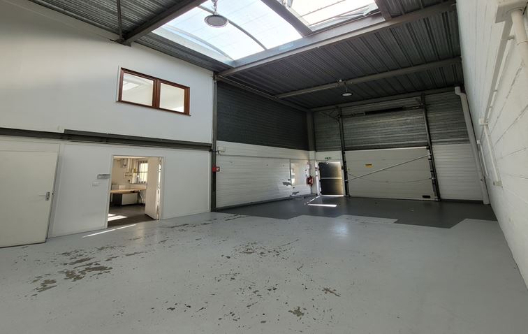 Local de 100 m² à louer dans la ZAE du parc des métiers à Ermont