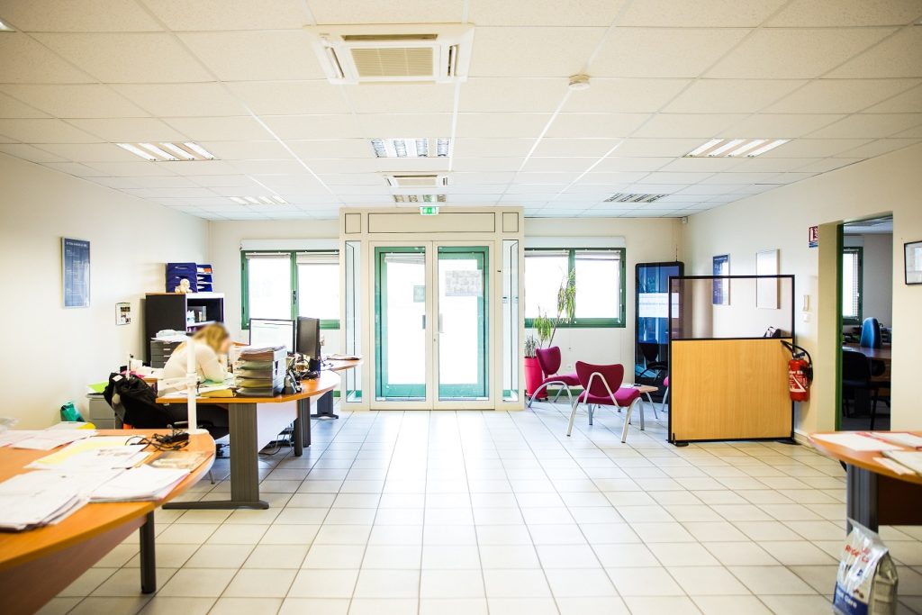 Location d&rsquo;un entrepôt d&rsquo;une surface de 3 000 m² proche de Bourges