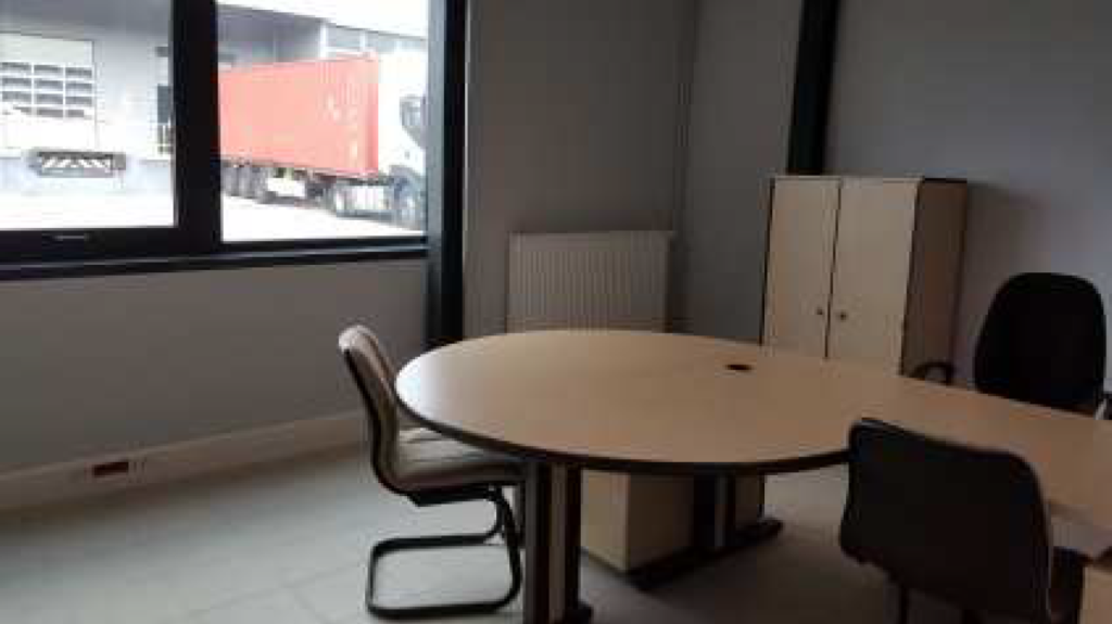 Location d&rsquo;une entrepôt/atelier d&rsquo;une surface de 4 000 m² proche d&rsquo;Auxerre
