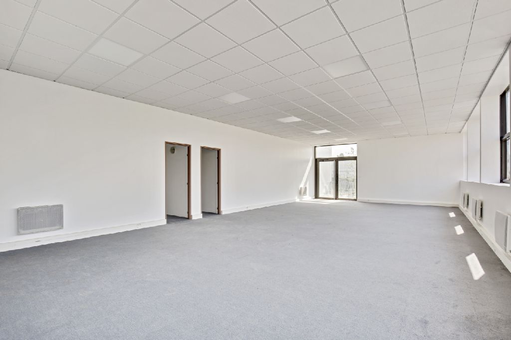 Location entrepôt de 2 336 m² à côté de Paris – Essonne